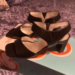 Sandals color black a size 7